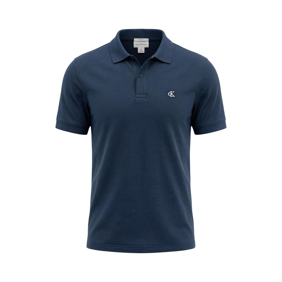 Polo Calvin Klein Scollo a V; 100% piqué di cotone, senza bottoni. Logo tono su tono, finiture a costine, taglio regolare. Tessuto fresco e traspirante, stile urban-minimal. Colore blu vista frontale