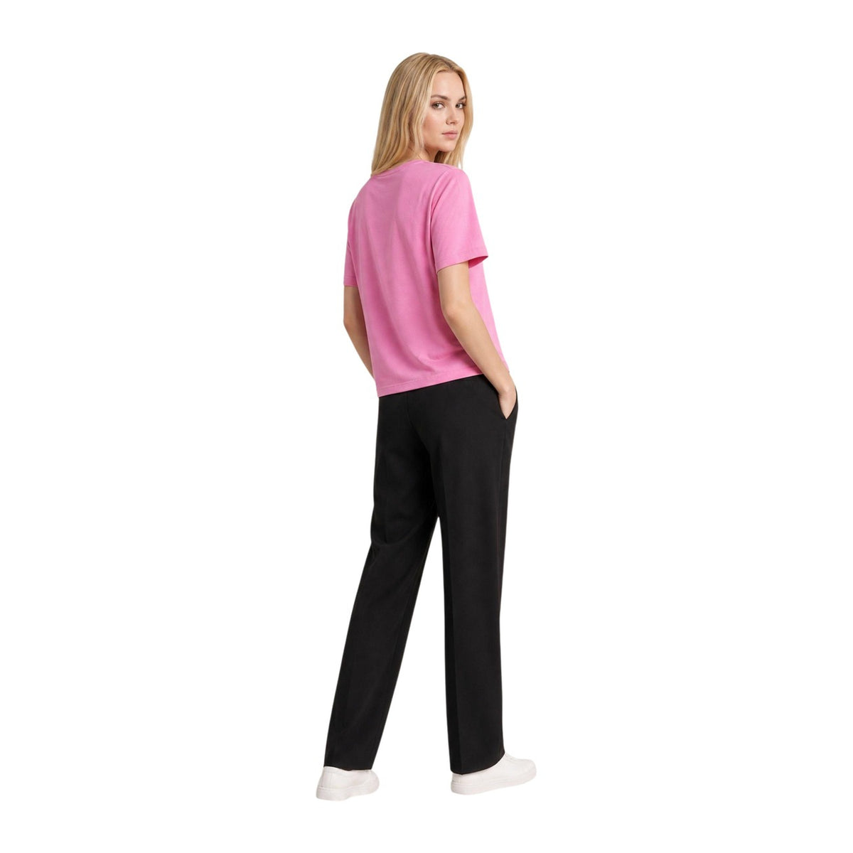 T-shirt Tommy Jeans donna fucsia modello DW0DW22202. Maglietta a maniche corte girocollo in cotone sostenibile fucsia acceso a vestibilità comoda, con patch logo classica Tommy Jeans sul davanti, stile casual e sportivo.