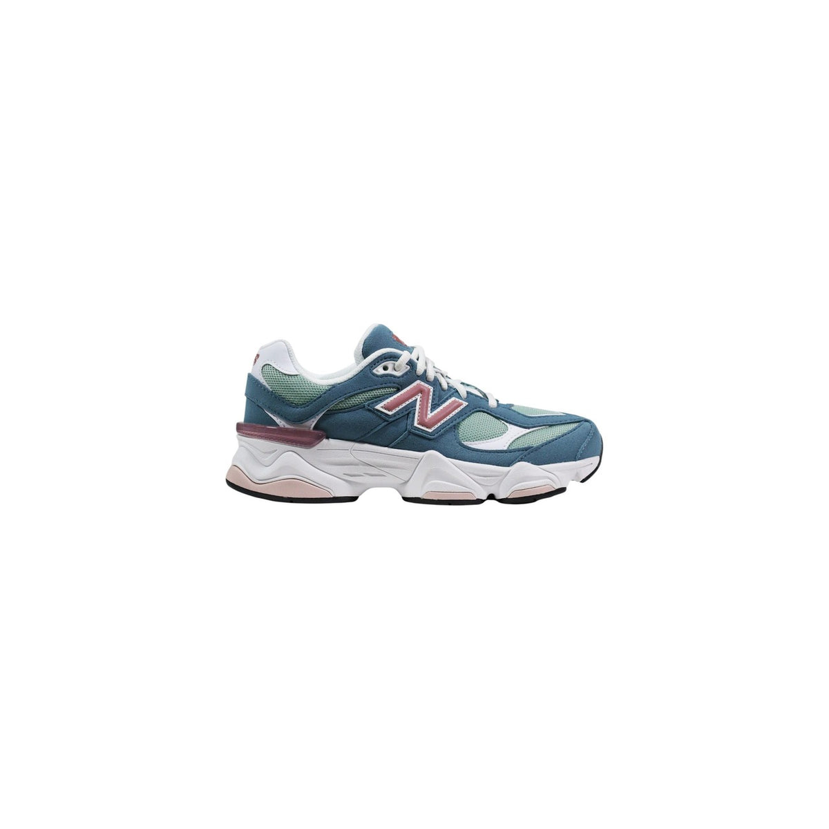 New Balance 9060 G90601XW; mix suede e mesh, suola in gomma ammortizzata, stile futuristico Y2K. Leggera, iconica e confortevole. Vista laterale