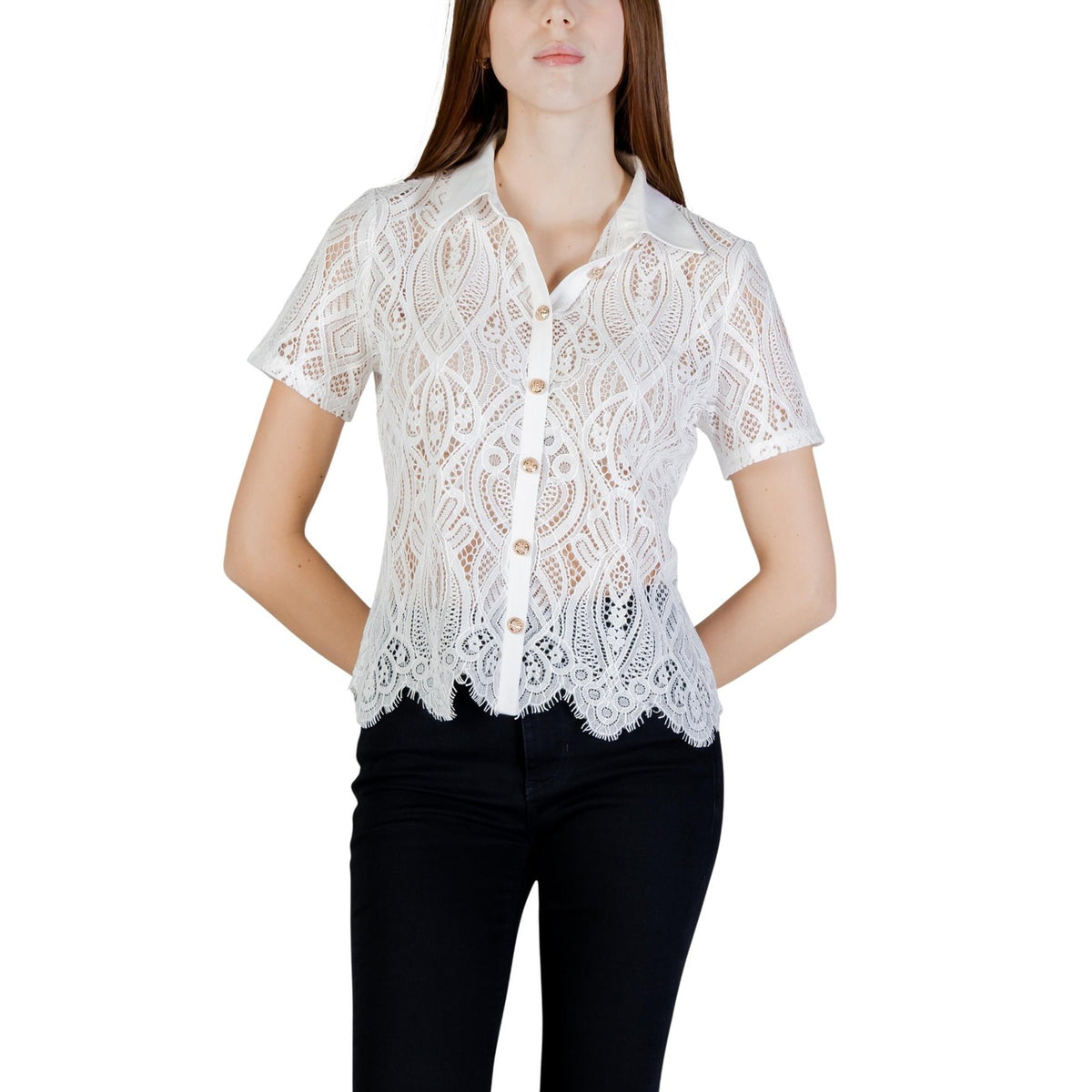 Camicia Morgan De Toi in pizzo maniche corte donna bianca con bottoni scollo tondo colletto classico 62% cotone 38% poliammide - vista frontale indossata da modello