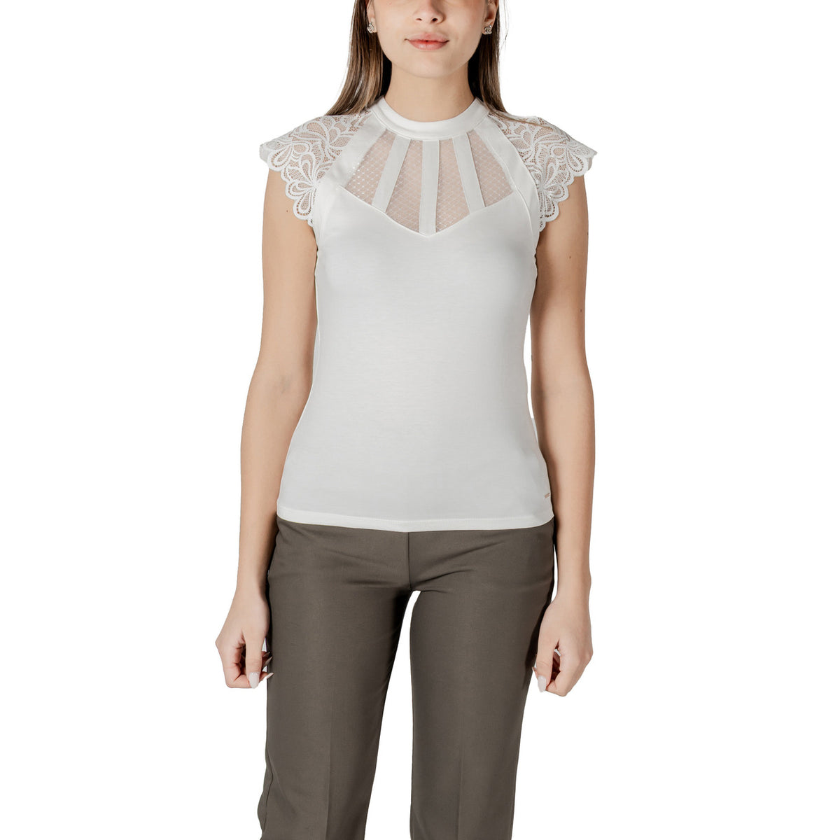 Morgan De Toi T-shirt DEMANE; maglia bianca elasticizzata con dettagli preziosi in pizzo. Un capo versatile dal tocco romantico e vestibilità perfetta. Vista frontale