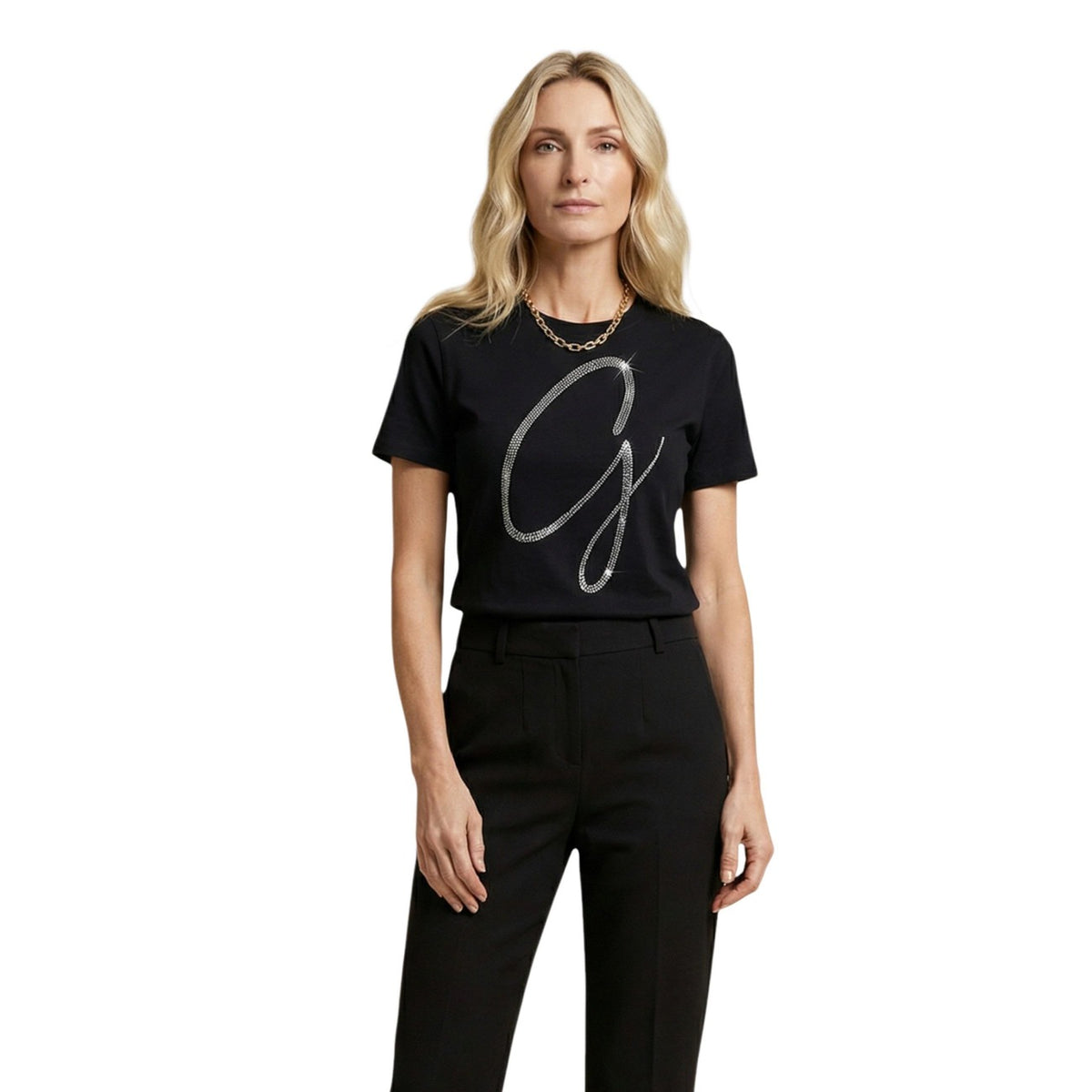 T-shirt Guess SS CN MAXI G STUDS TEE donna nera con strass maniche corte scollo tondo 100% cotone - vista frontale indossata da modello