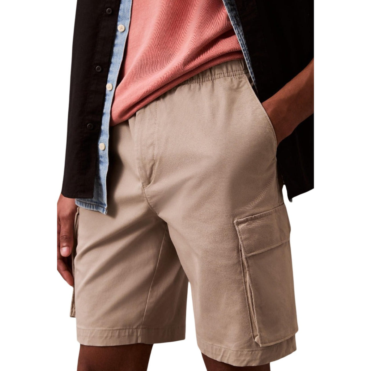 Bermuda Calvin Klein Jeans uomo beige con zip bottone tasche anteriori posteriori laterali 97% cotone 3% elastan - vista frontale indossati da modello