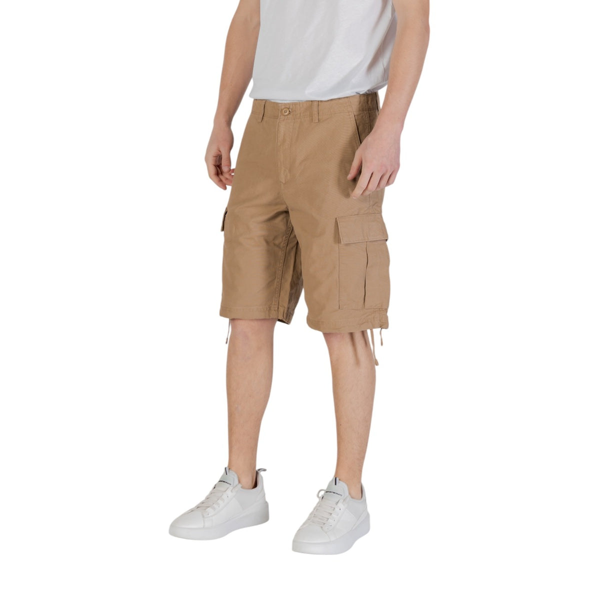 Bermuda cargo Jack & Jones Barkley in 100% cotone marrone (brown); design multitasche con tasconi laterali sulla gamba, tasche posteriori e cintura in tessuto coordinata inclusa. Vista frontale laterale