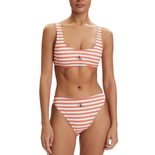 Bikini Arancione CK Jeans; High Leg. Top a fascia, spalline larghe, slip sgambato. Tessuto stretch riciclato, logo CK frontale, asciugatura rapida. Stile audace e sostenibile. Vista completa