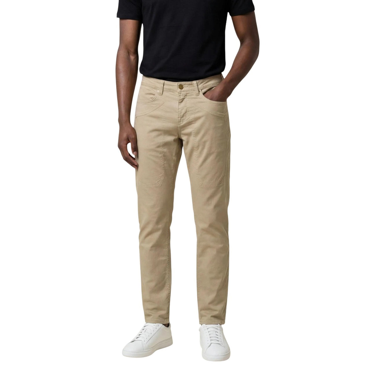 Jeckerson John Toppa Jeans; 98% cotone, 2% elastan, vestibilità a sigaretta. Il jeans iconico con toppe frontali e chiusura a zip nascosta. Colore beige. Vista frontale