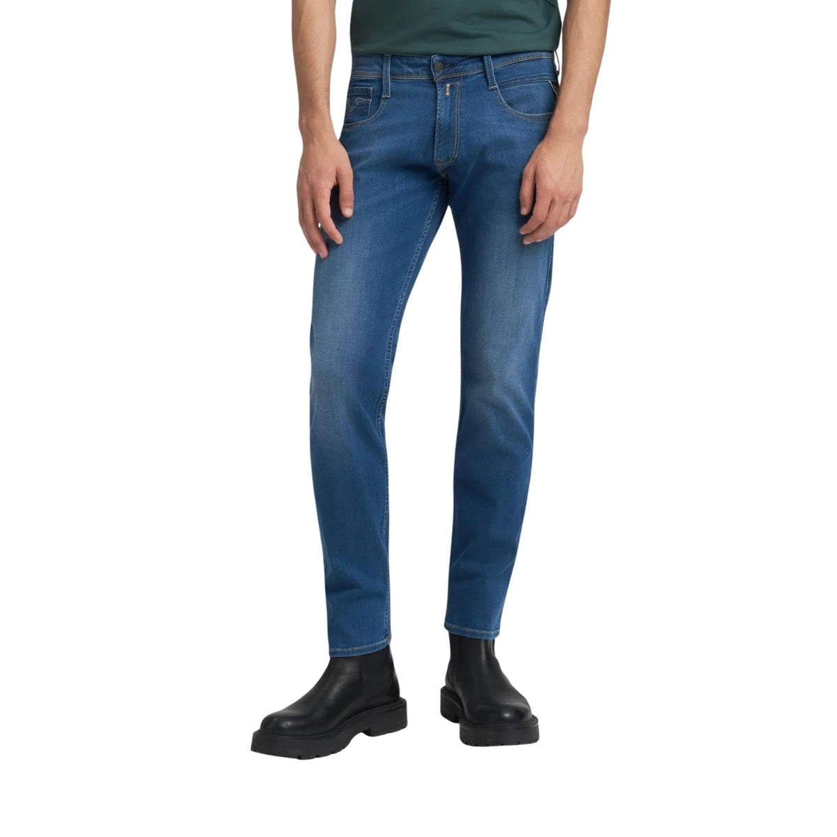 Jeans Replay M914 Anbass Slim; 90% cotone, 8% poliestere, 2% elastam. 5 tasche, stretch performante, chiusura con zip. Denim maschile resistente e flessibile, fit moderno e confortevole. Vista frontale