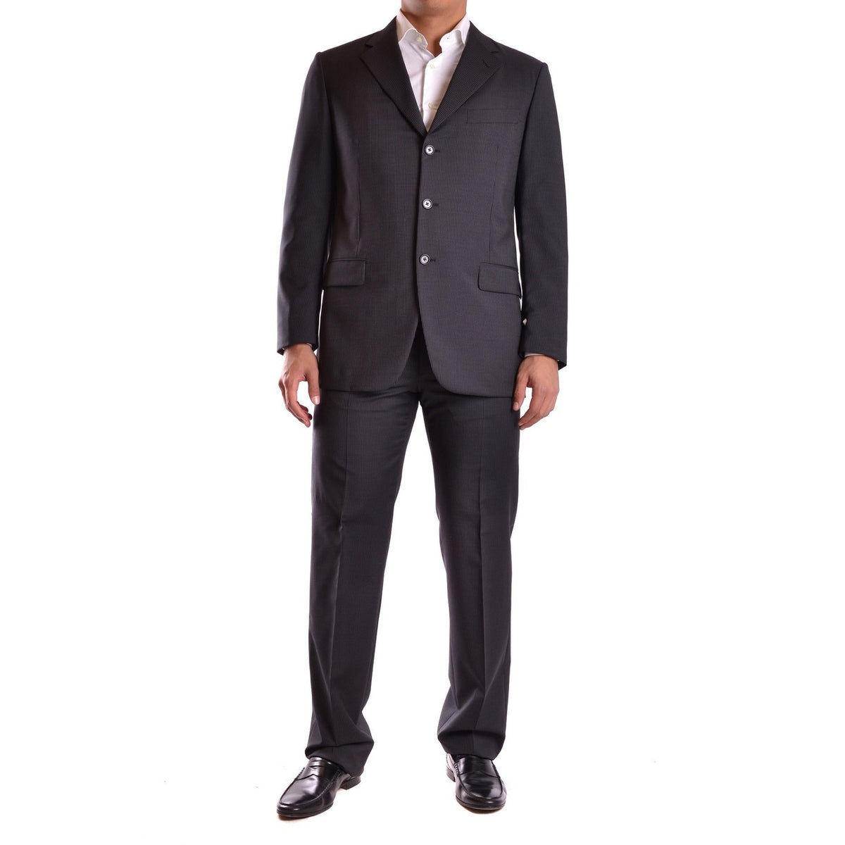 Abito Burberry Uomo Nero Gessato; Lana e Mohair. Giacca 3 bottoni, pantalone dritto, Made in Italy. Tessuto antipiega e traspirante. Perfetto per business e cerimonie. Vista frontale