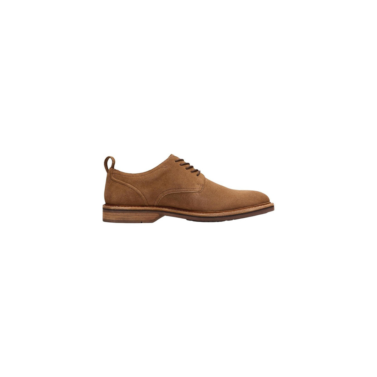 Scarpe stringate uomo Clarks Aldwin Lace; 100% suede, allacciatura a 5 fori, suola robusta, tirante posteriore. Raffinatezza e versatilità per ogni look. Vista laterale