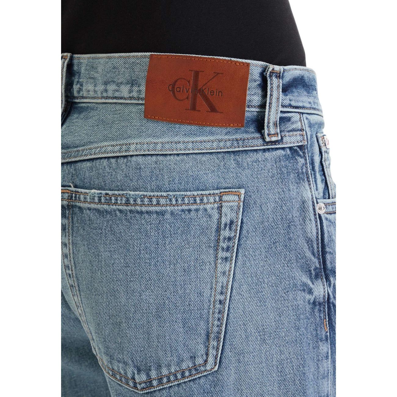 Jeans Uomo Blu Calvin Klein Jeans; Taglio Regular/Loose. 100% cotone effetto denim, gamba dritta, vita regular e chiusura con zip. Design 5 tasche con patch logo sul retro, stile casual quattro stagioni. Dettaglio posteriore