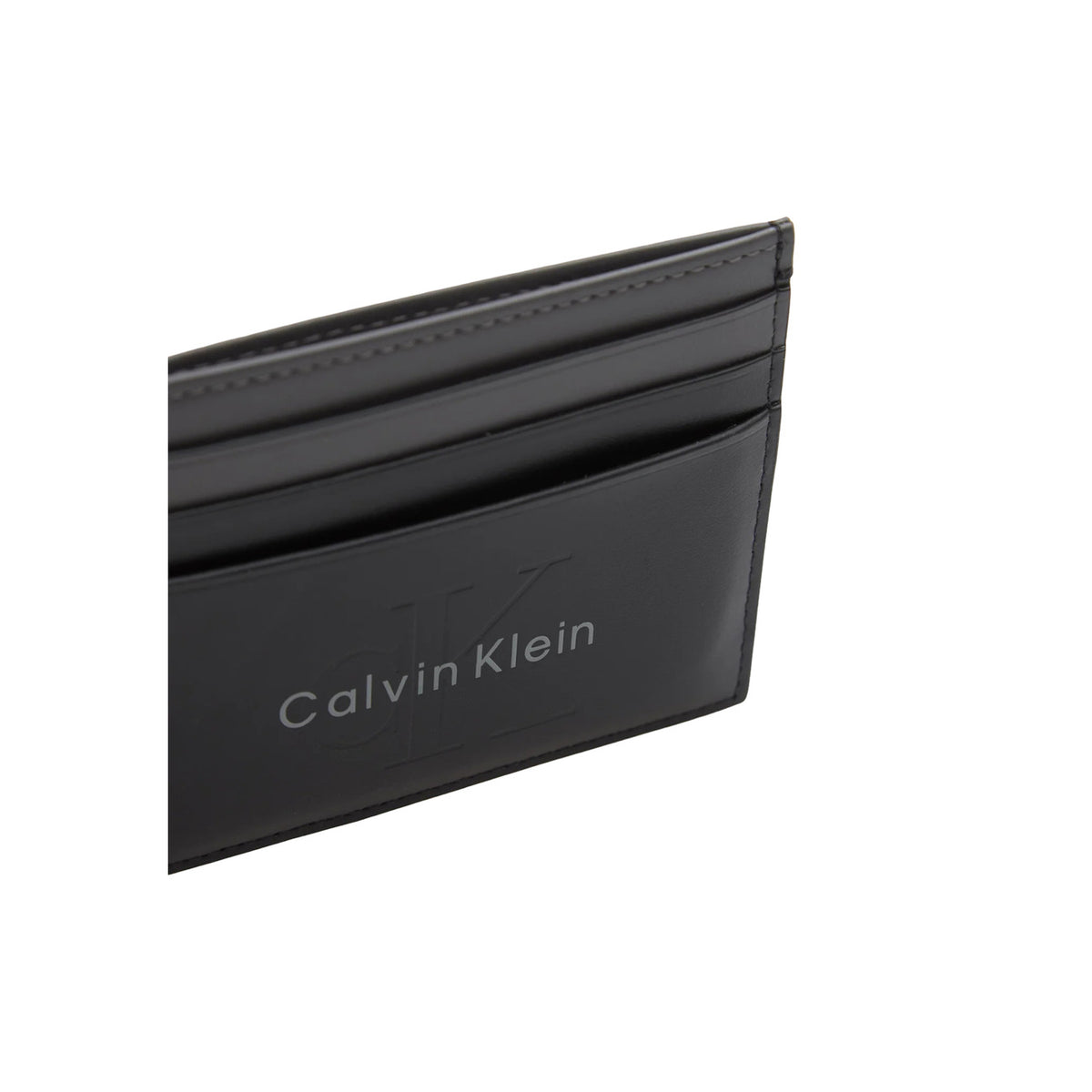 Portacarte in Pelle Calvin Klein; Nero. 100% Vera pelle, scomparti porta tessere, tasca con cerniera, logo in rilievo. Profilo ultra-slim (0,5 cm), stile minimal e funzionale 4 stagioni. Frontale con logo