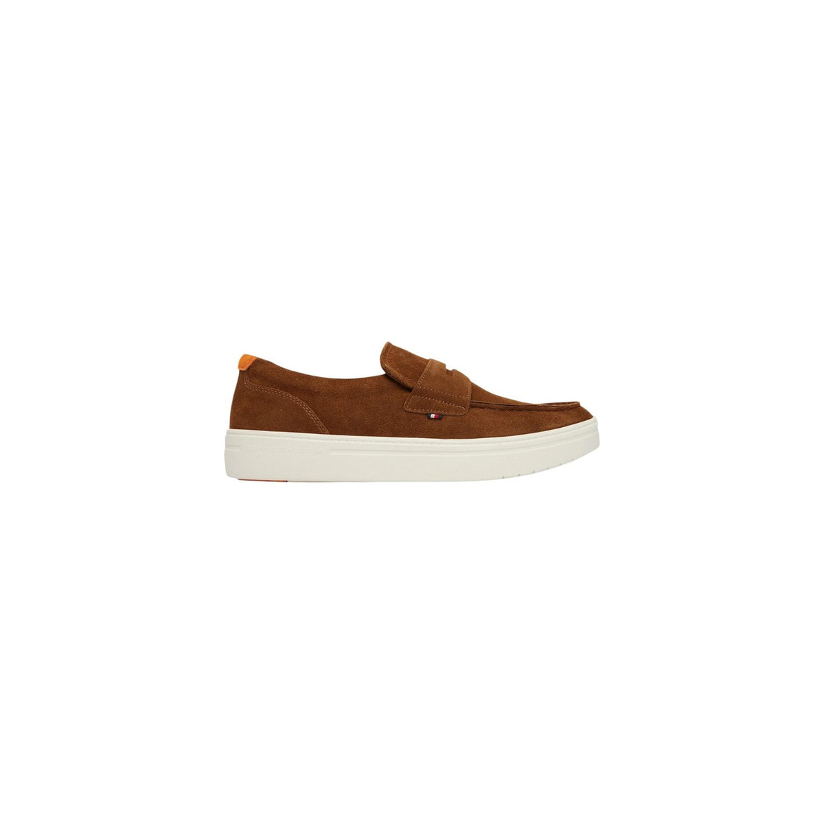 Mocassini in camoscio Tommy Hilfiger; suola spessa in gomma, design ibrido, nastro iconico laterale. Stile contemporaneo e calzata leggera. Colore marrone. Vista laterale