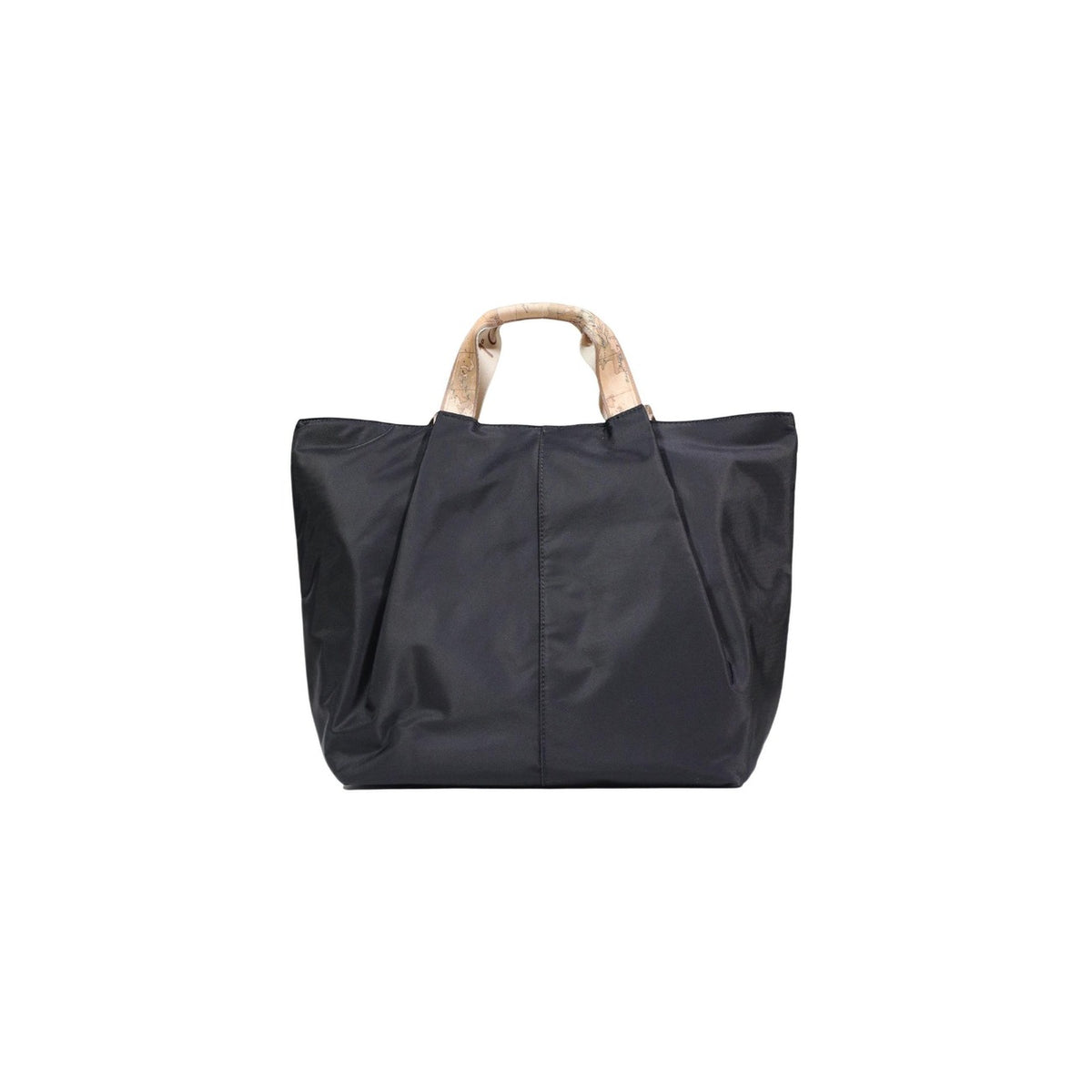 Shopping Bag Alviero Martini LE45; tessuto tecnico e poliacrilico, manici stampa Geo. Logo metallico Prima Classe, chiusura con zip, struttura ampia e ultra-leggera. Accessorio iconico e funzionale per ogni occasione. Vista posteriore