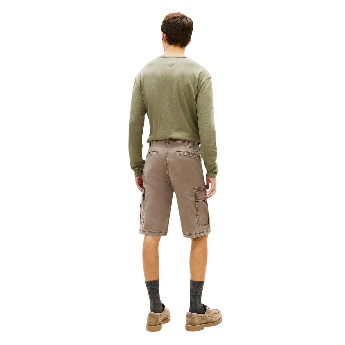 Bermuda Cargo Tommy Hilfiger Jeans; Beige. 97% Cotone Rigenerato, 3% Elastam. Tasche laterali utility, lunghezza sopra il ginocchio, vita regular. Leggeri, resistenti e sostenibili. Vista posteriore