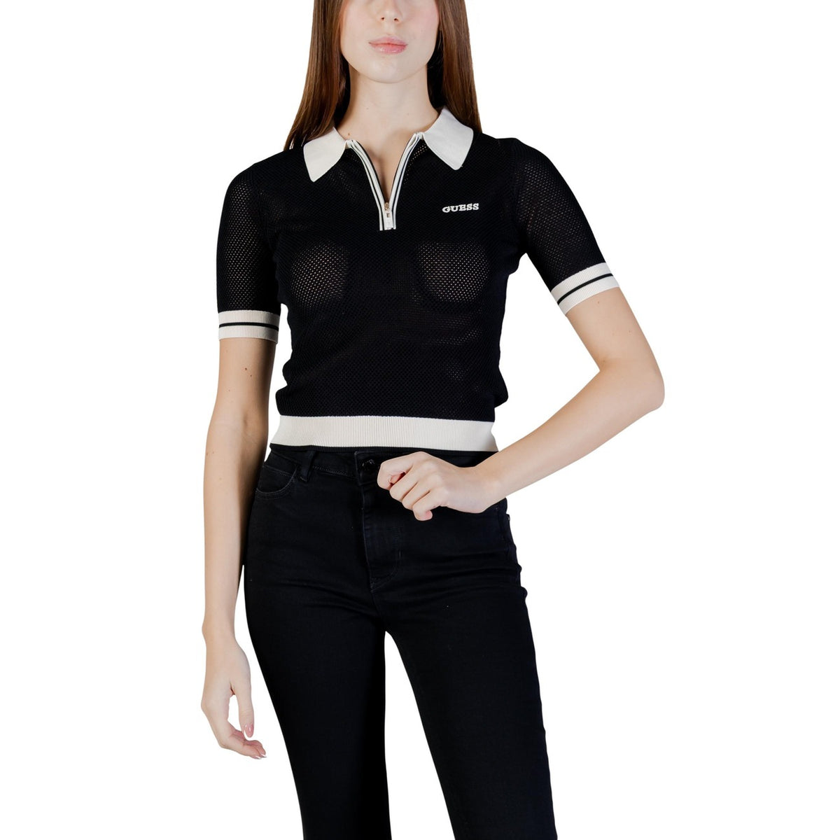 Polo donna Guess Active modello GABRY SS nera in nylon 45% e viscosa 55% a maniche corte con cerniera