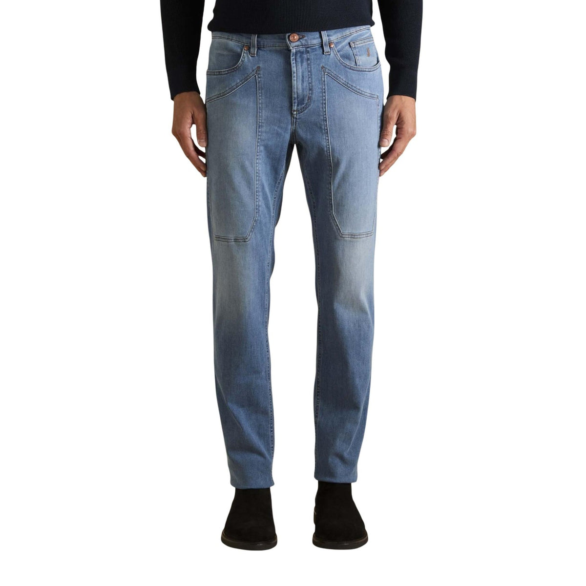 Jeckerson John Slim Jeans; cotone e poliestere riciclato, 5 tasche, iconica patch frontale. Il jeans slim versatile, sostenibile e autentico. Vista frontale