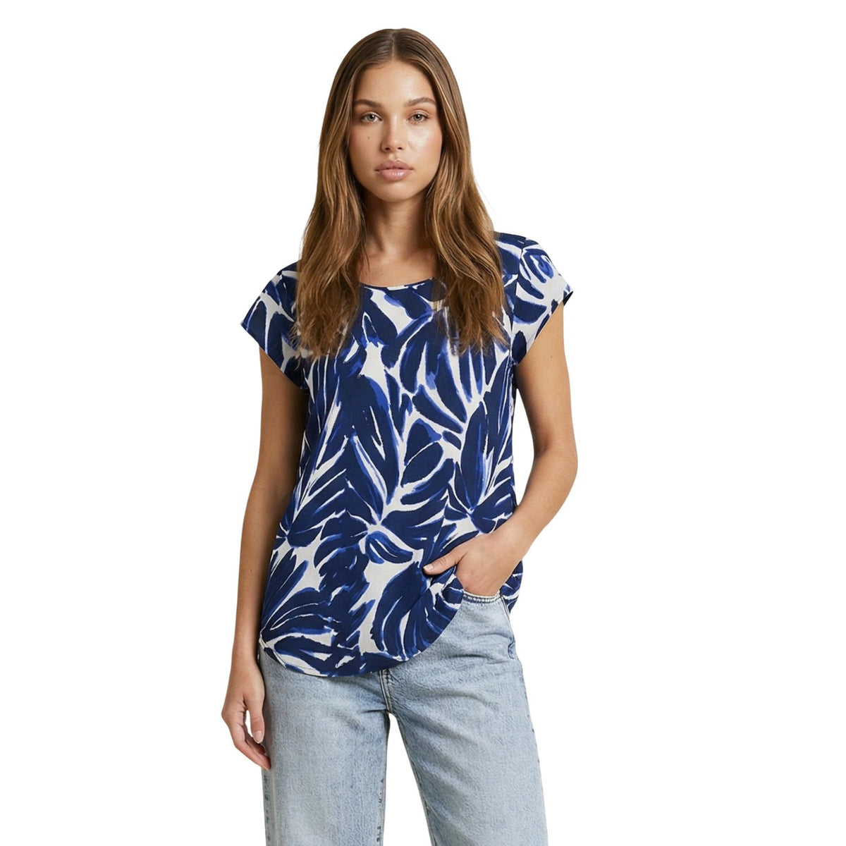 Blusa Only ONLNOVA LIFE; 100% Viscosa. Maniche corte, scollo rotondo, stampa grafica moderna. Vestibilità fluida e leggera. Top donna casual-chic per l'estate. Colore blu