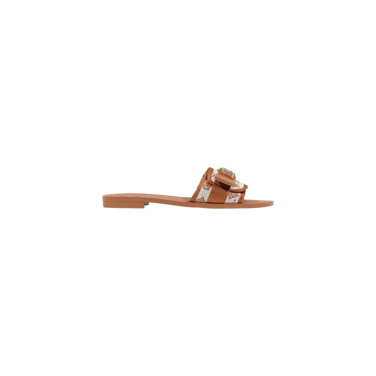 Guess FLJEL5 FAB03, sandali marrone bassi da donna con fascia logata; fibbia metallica dorata, struttura leggera e flessibile, stile contemporaneo e chic. Vista laterale