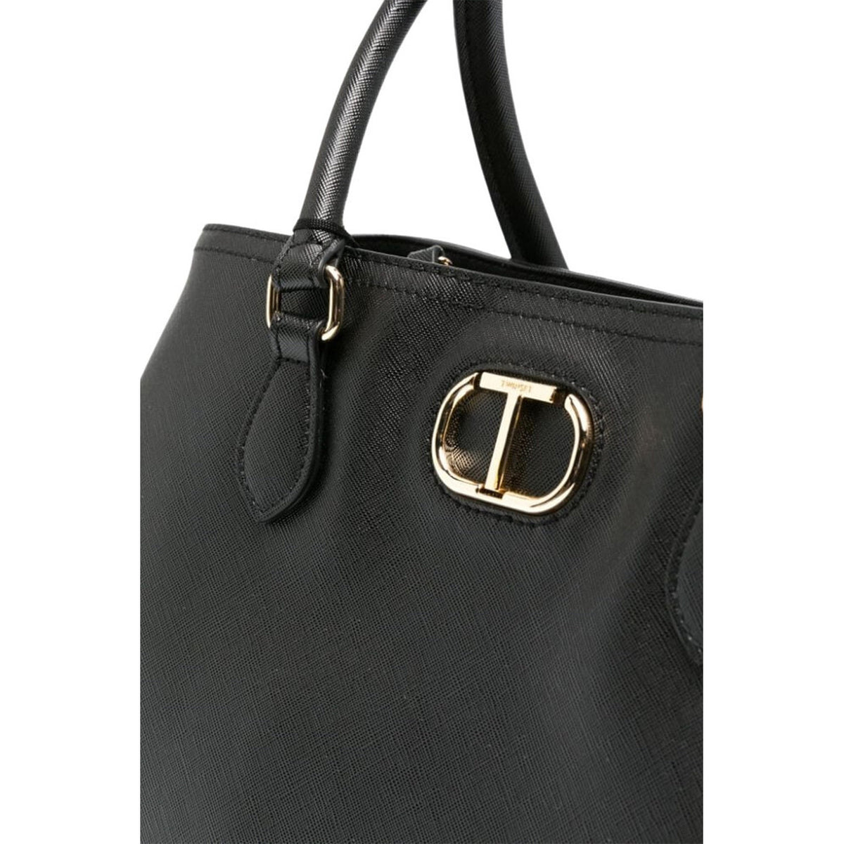 Borsa shopper effetto pelle di vitello nera con comparto centrale chiuso da magnete, tasche con zip laterali, doppio manico a spalla e tracolla rimovibile. Vista frontale Dettaglio logo