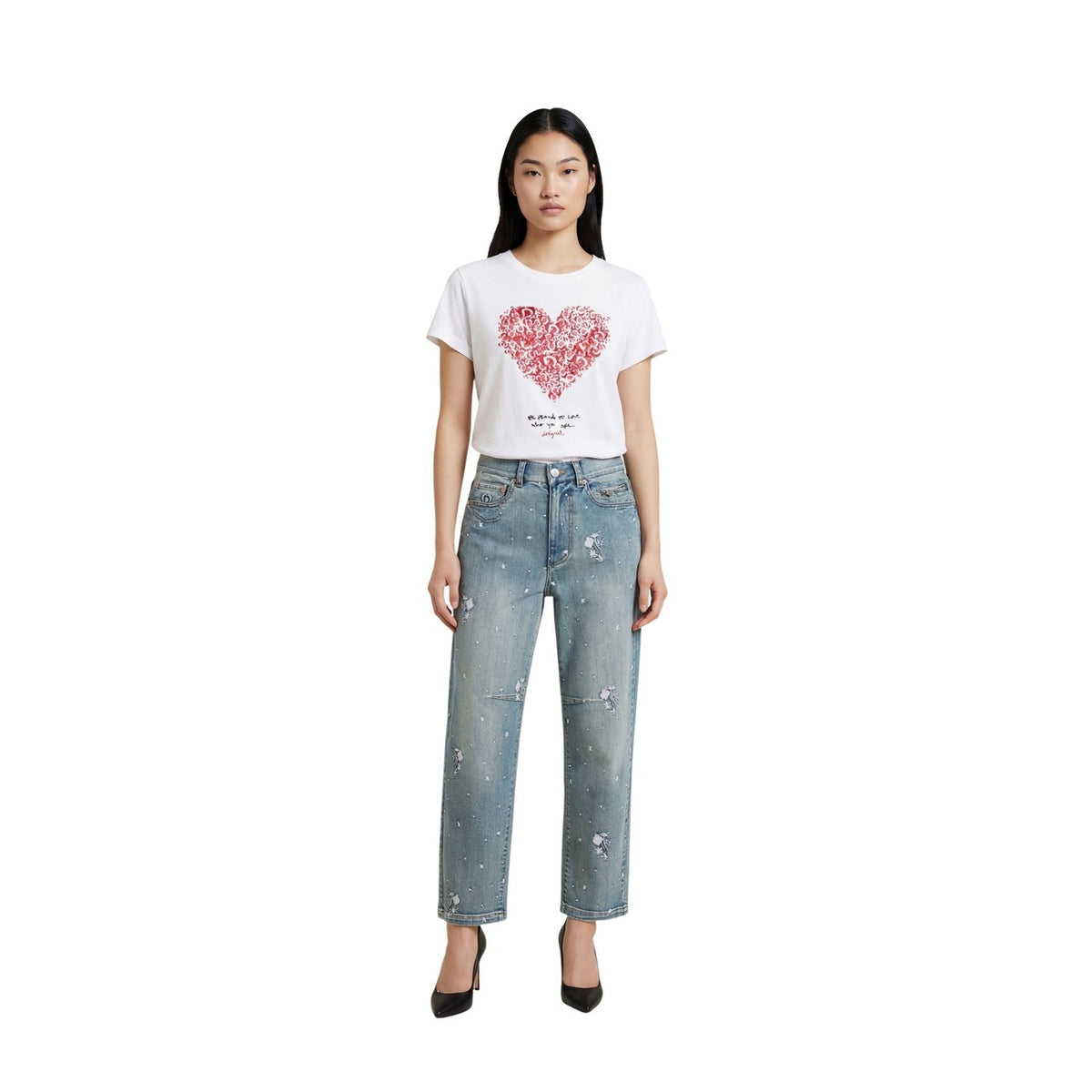 Jeans in stile balloon con cuciture decorative, dettagli ricamati e passante regolabile in vita. Collezione 2026. Disegnato a Barcellona. Vista frontale indossata da modelle figura intera