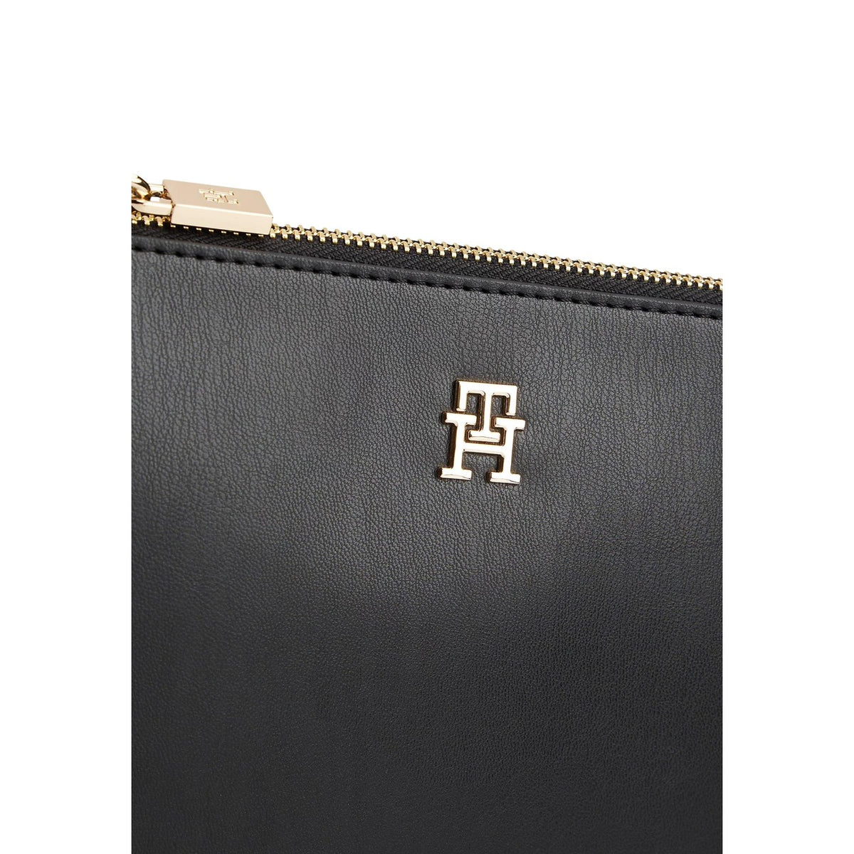Borsa Tommy Hilfiger Convertible; 100% Poliuretano. Doppia tracolla (catenella e coordinata), chiusura con zip, dettagli metallici dorati. Design versatile e moderno, capienza 2,3 litri. Colore nero vista frontale Dettaglio logo