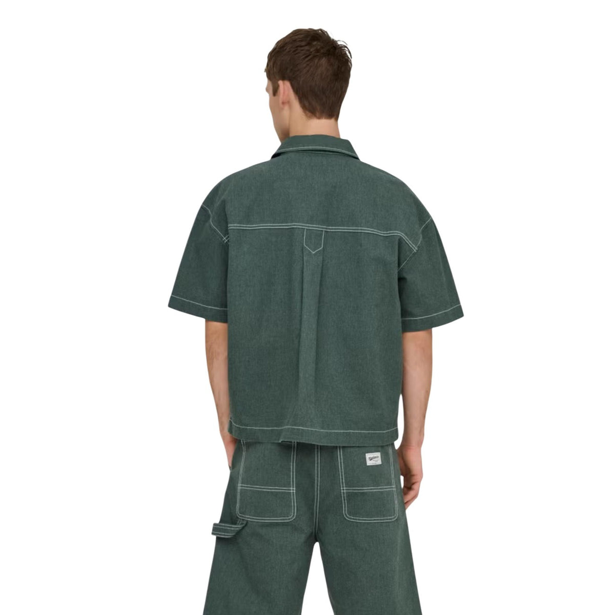Camicia Manica Corta Only & Sons ONSZEALAND; Verde. 60% Cotone, 40% Poliestere. Loose Fit, doppie tasche frontali, tessuto tinto in filo resistente. Stile casual contemporaneo. Vista posteriore