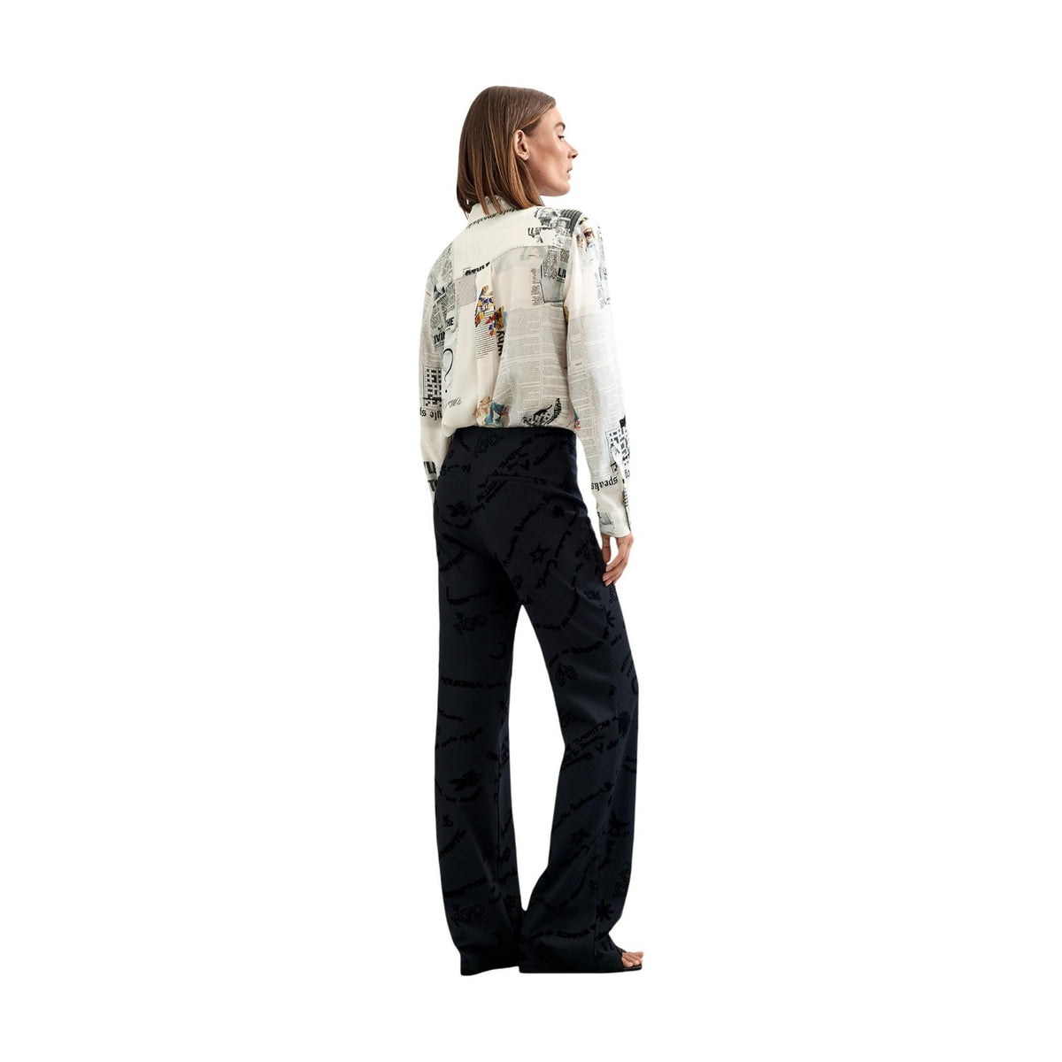 Pantalone Desigual donna nero Michelle PANT_MICHELLE. Pantaloni eleganti a taglio dritto in viscosa ecosostenibile Lenzing EcoVero con fantasia grafica all-over scura, vita con passanti e tasche, collezione autunno inverno.