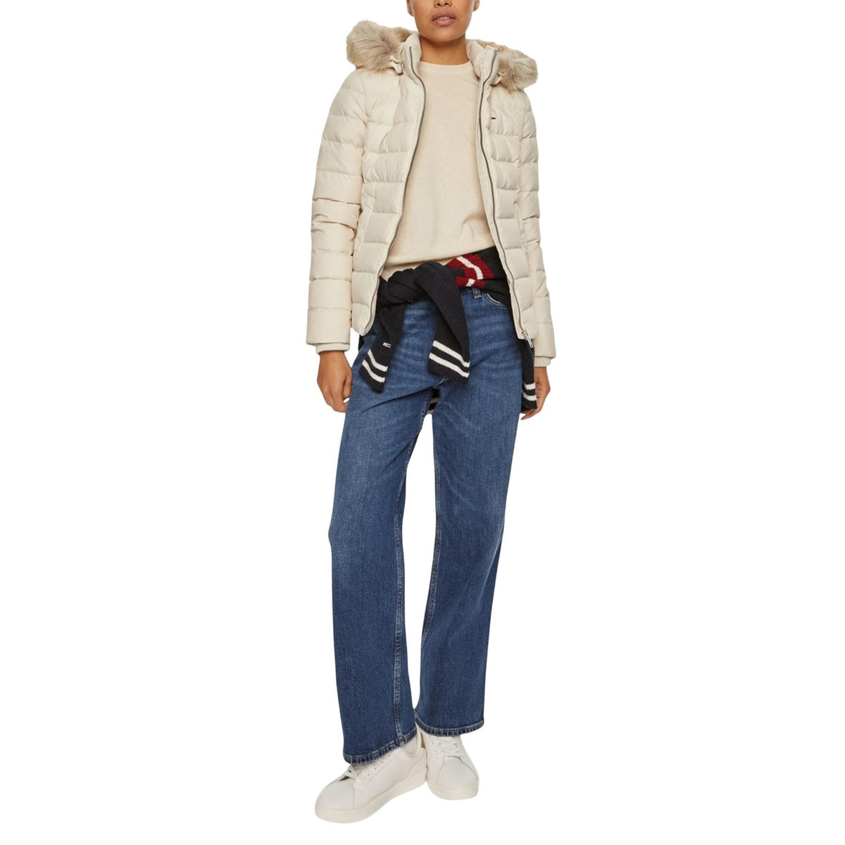 Giubbotto Tommy Hilfiger Jeans donna bianco 100% poliestere con tasche anteriori - vista frontale indossato da modella