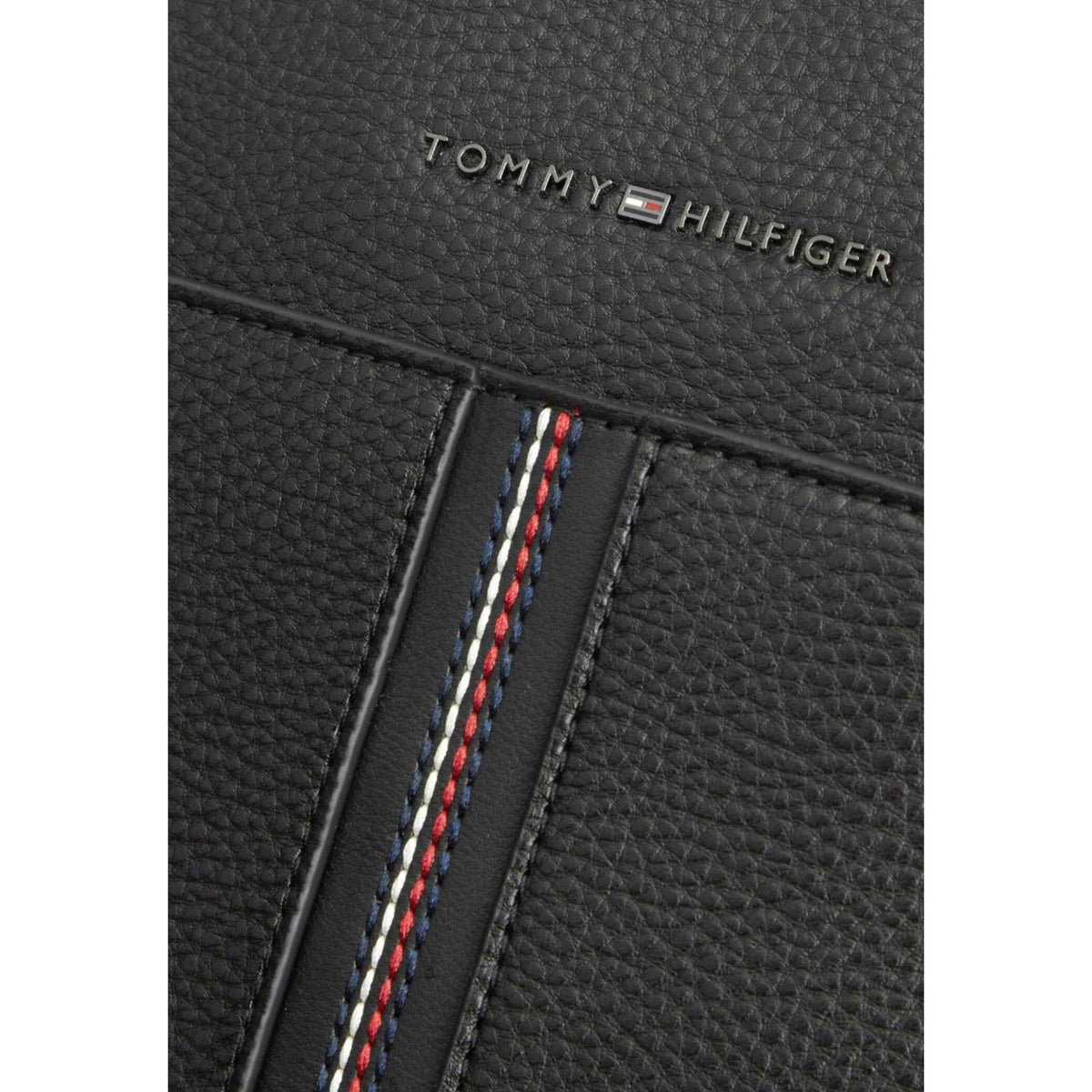 Tommy Hilfiger Grained Reporter Bag; 100% poliuretano, capienza 1,9 l, logo metallico. La borsa a tracolla robusta e raffinata per il look quotidiano. Dettaglio logo