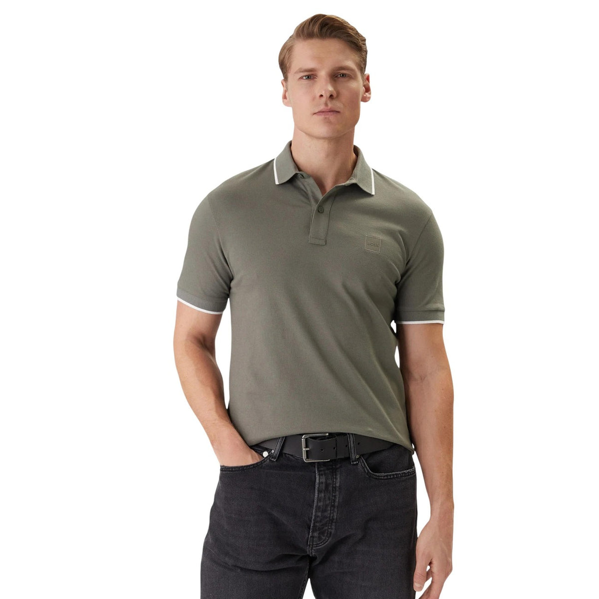 BOSS Passertip Polo 10256683; 95% cotone, 5% elastan, colletto a contrasto, logo applicato. L'eleganza classica BOSS in un capo quotidiano confortevole. Colore grigio vista frontale