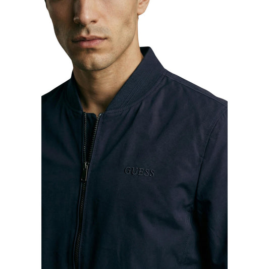 Giacca Guess uomo blu con tasche anteriori in poliestere - dettaglio frontale in primo piano