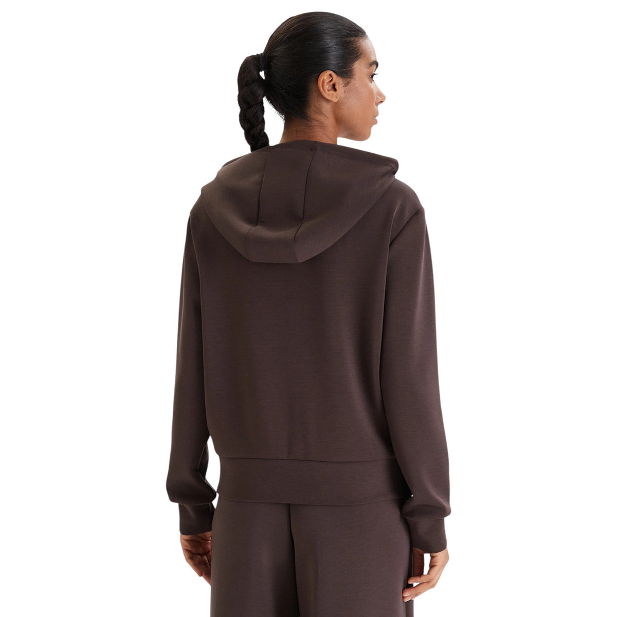 Felpa Cappuccio Marrone Donna Guess Active Olympe; Tessuto elasticizzato morbido in poliestere, modal e lycra. Chiusura con zip intera, maniche lunghe e logo applicato sul petto. Stile sportivo mezza stagione. Vista posteriore