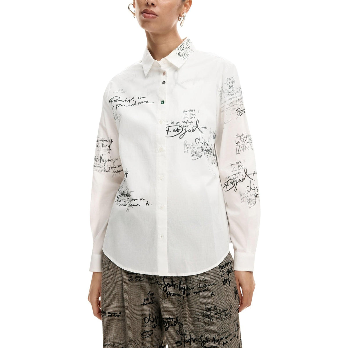Camicia Desigual donna bianca a righe con bottoni maniche lunghe scollo tondo colletto classico 100% cotone - vista frontale indossata da modello