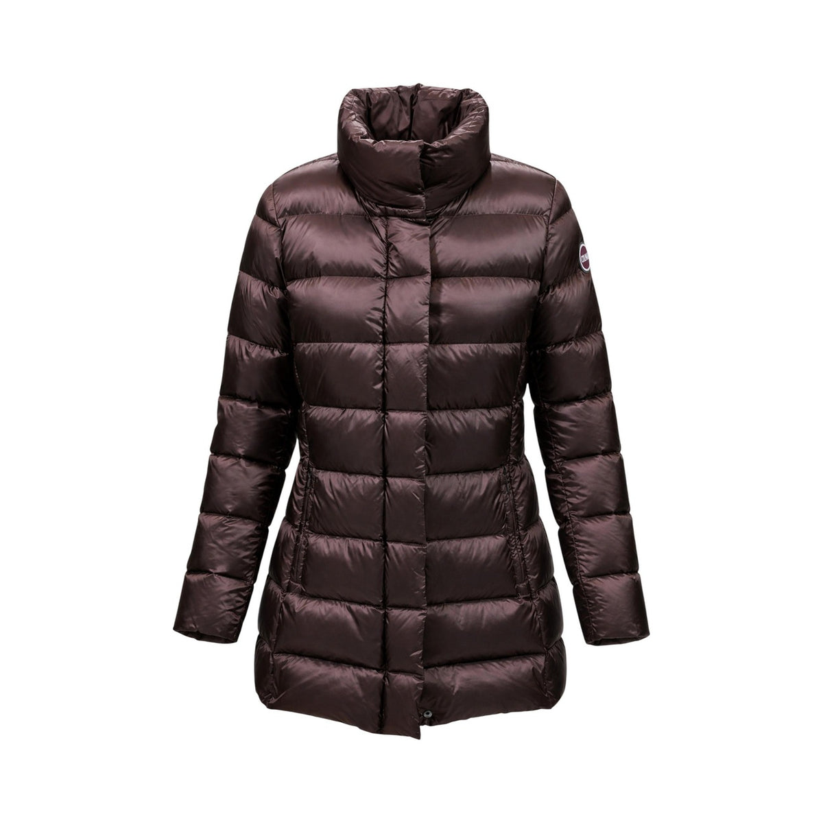 Piumino Colmar donna marrone scuro sciancrato. Giaccone invernale svasato idrorepellente con collo alto, imbottitura in piuma d'oca naturale certificata RDS, tessuto riciclato e patch logo Colmar Originals.