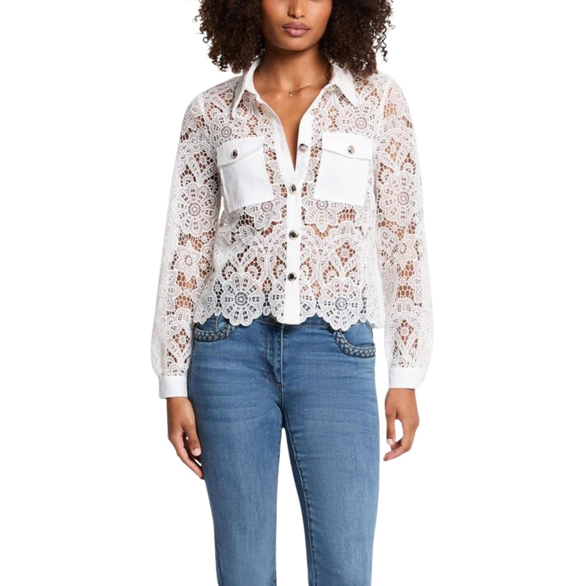 Camicia Morgan De Toi donna bianca con bottoni maniche lunghe scollo tondo colletto classico tasche anteriori 100% poliestere - vista frontale indossata da modello
