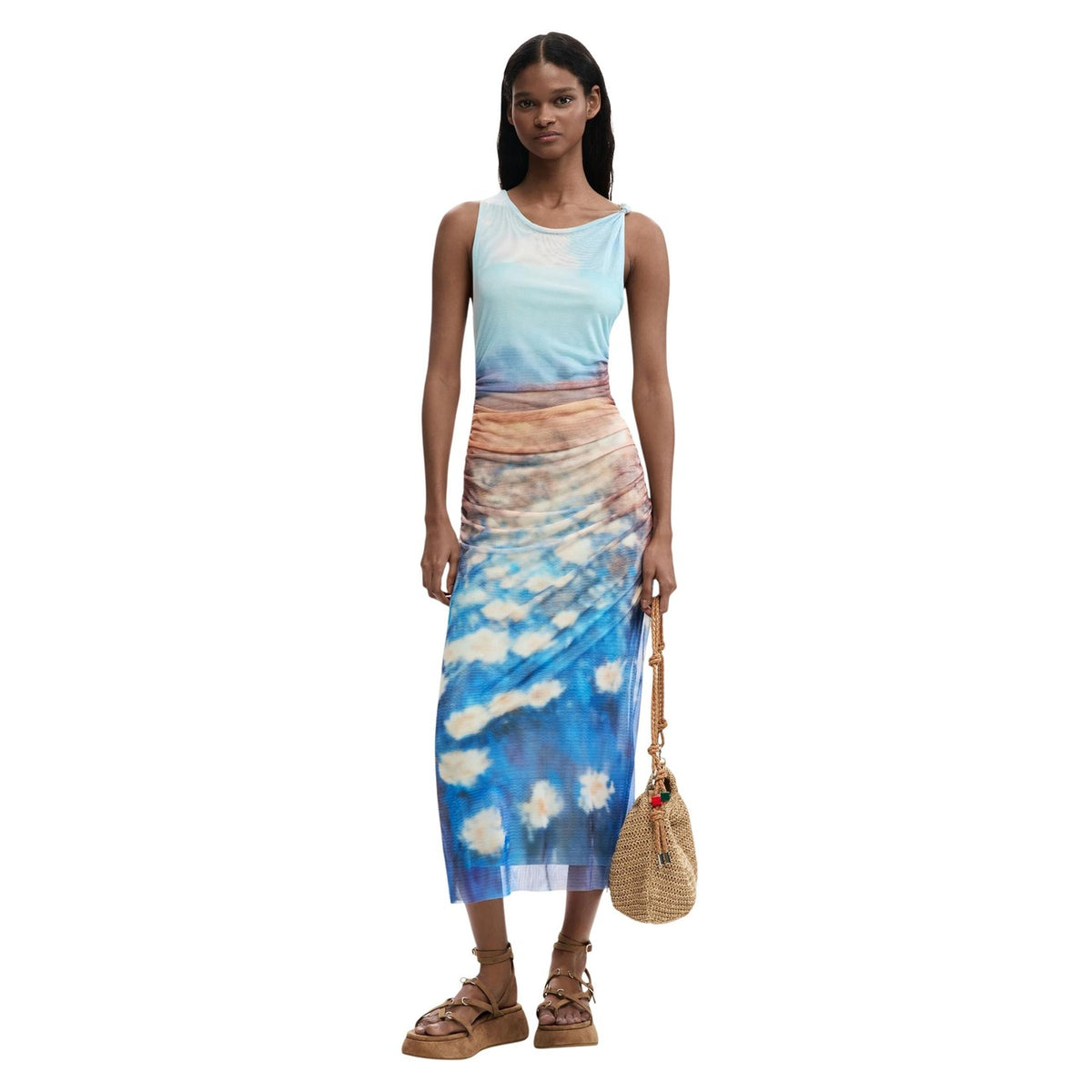 Abito Tulle Paesaggio SS26; lungo, vestibilità slim, drappeggio in vita, stampa artistica. L'abito dal fascino pittorico e dalla linea raffinata. Colore multi