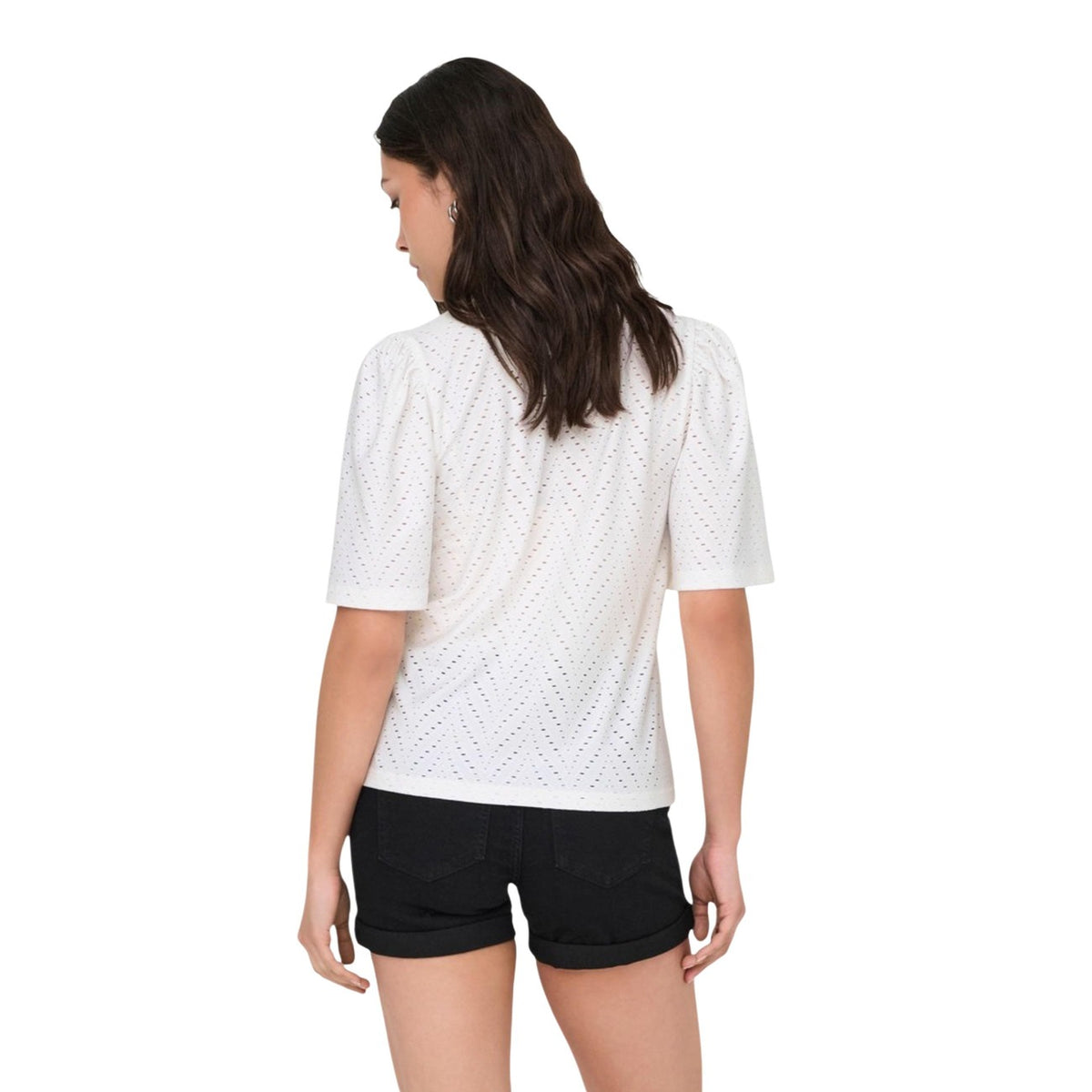 T-shirt bianca traforata JDY Carla Cathinka, tessuto stretch traspirante con effetto texture, maniche corte e linea regolare; maglietta nera versatile per la primavera-estate. Vista posteriore