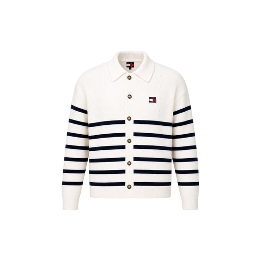 Cardigan Uomo Tommy Hilfiger Jeans; Bianco. 100% cotone rigenerato a maglia intrecciata con righe a contrasto. Colletto classico, chiusura con bottoni e fit regolare. Stile preppy-casual per la mezza stagione. Frontale stesa