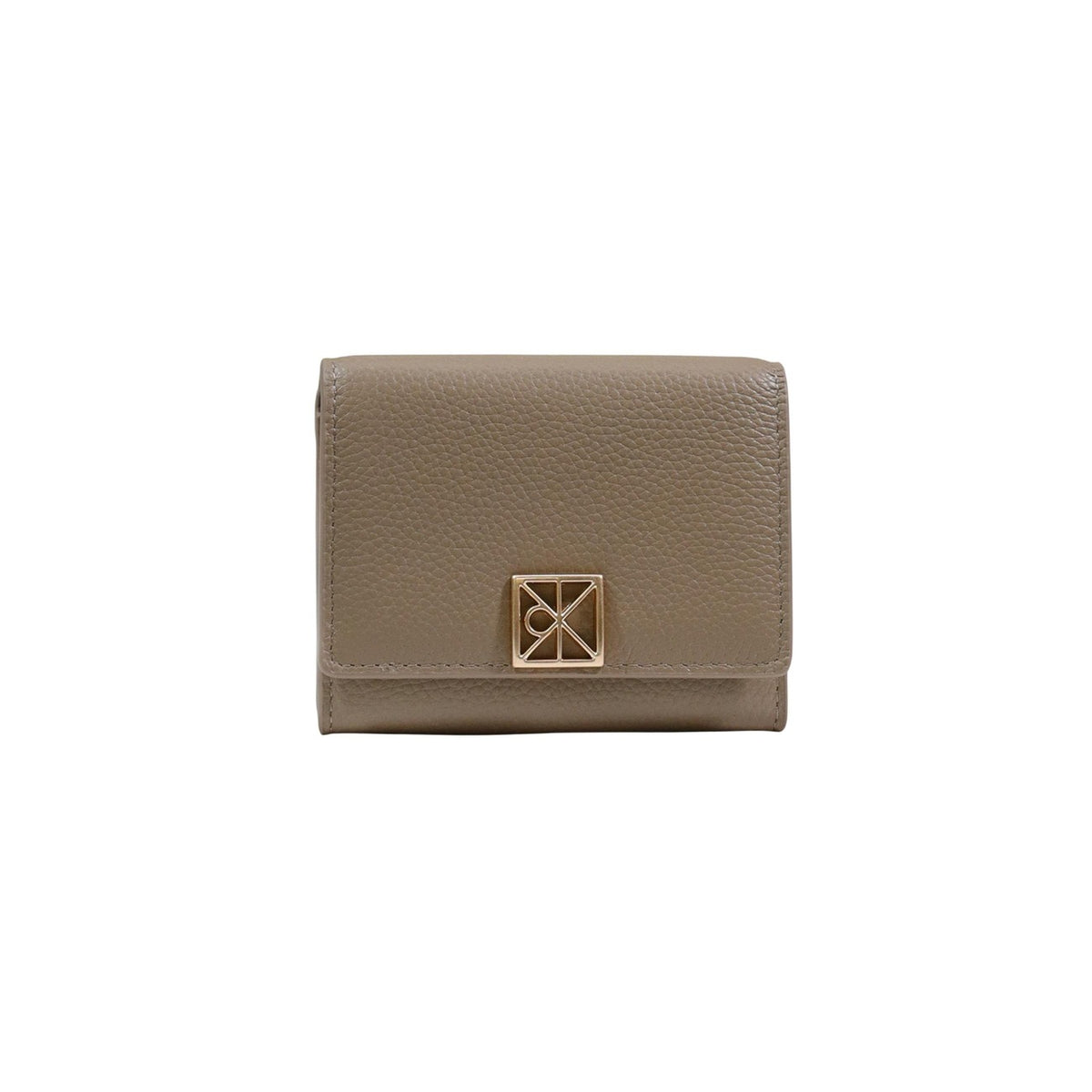 Calvin Klein Trifold Wallet; 100% pelle pebble, tasca monete con zip, logo metallico. L'essenziale di classe in formato compatto. Colore beige