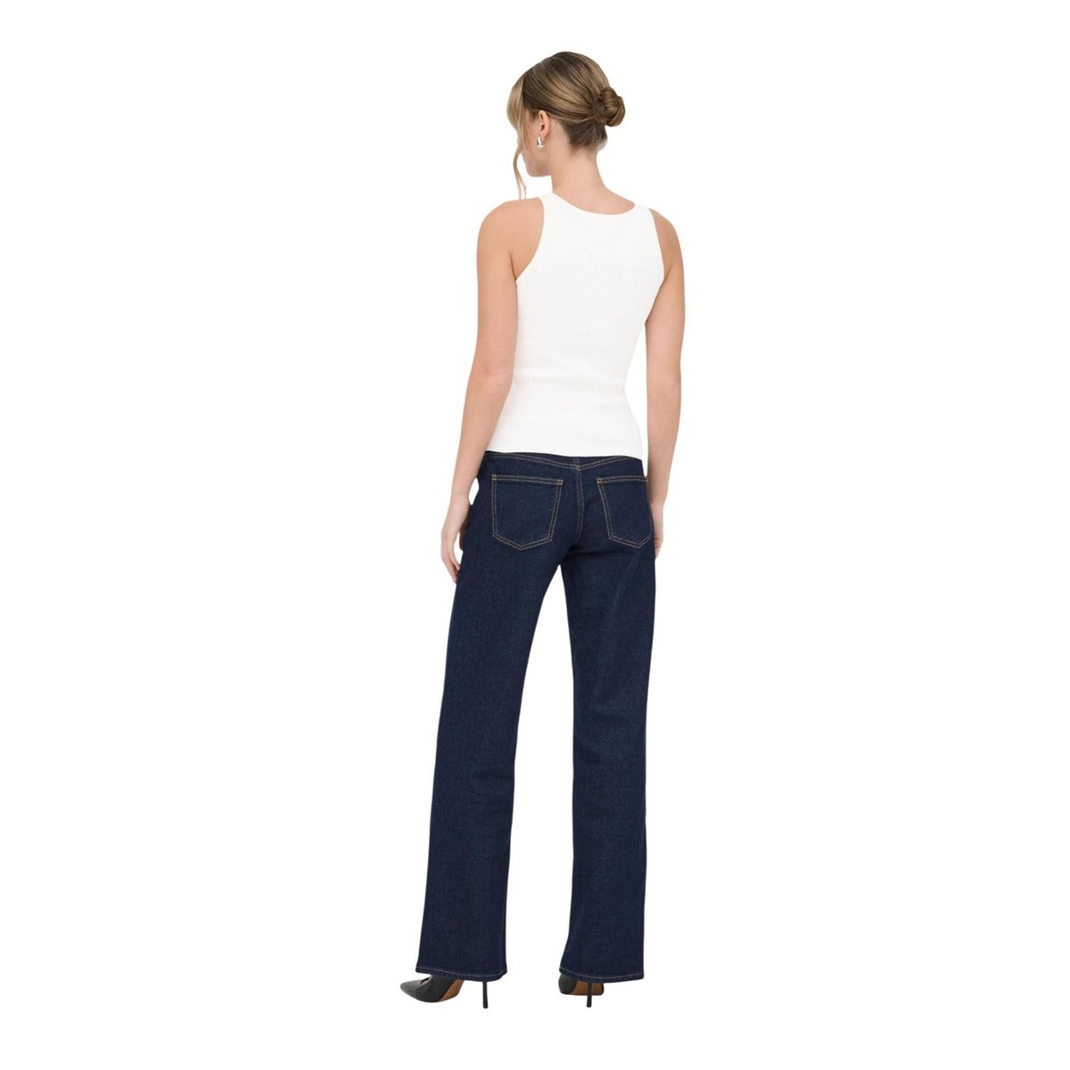 ONLY Onlmeddi Knit Top; smanicato, girocollo, viscosa EcoTang™ sostenibile. Il top basic indispensabile per un outfit femminile ed elegante. Colore bianco. Vista posteriore