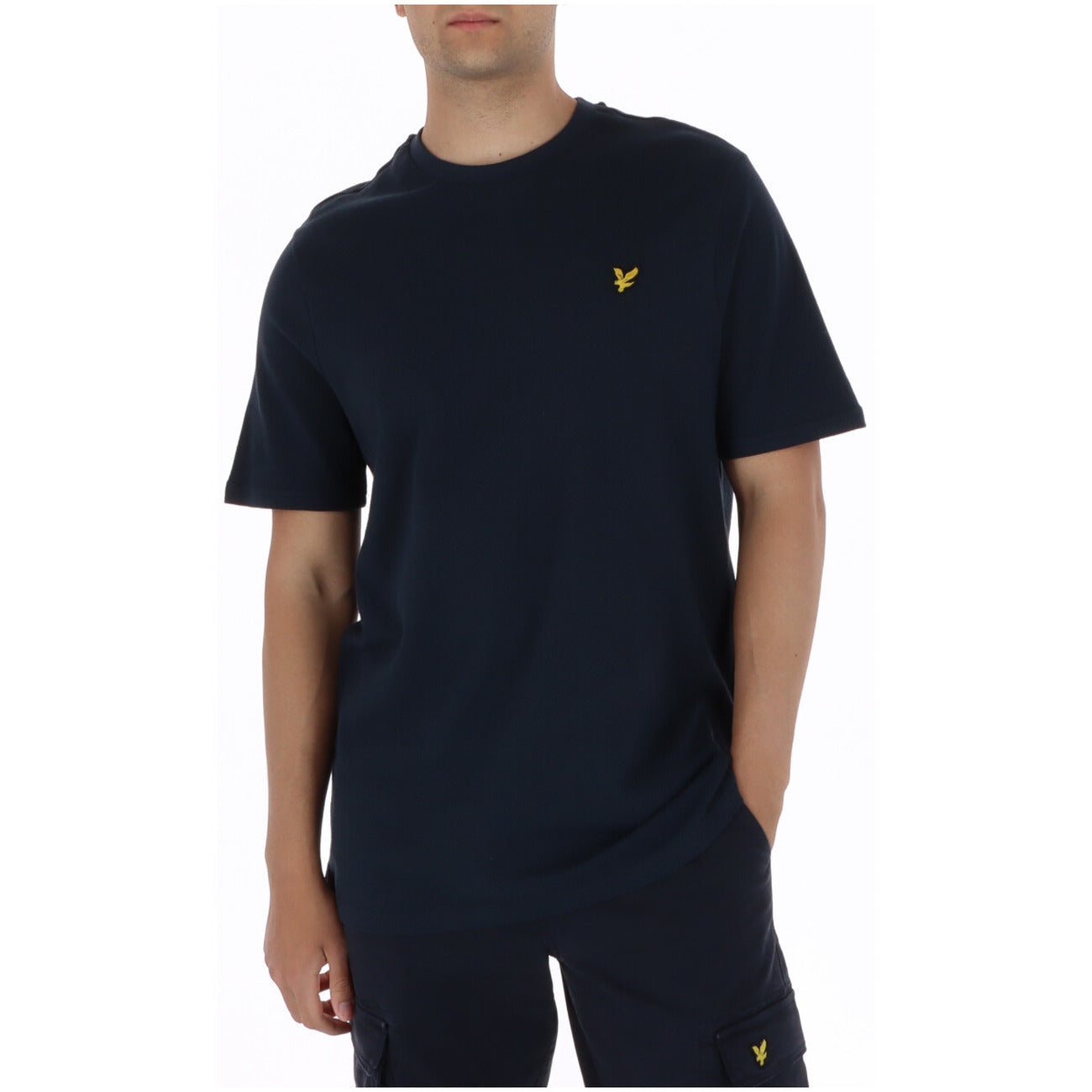 T-shirt Jacquard Relaxed; 100% Cotone. Trama lavorata a rilievo, fit rilassato, traspirante. Maglia uomo girocollo dal design sobrio e raffinato per la PE26. Colore blu scuro
