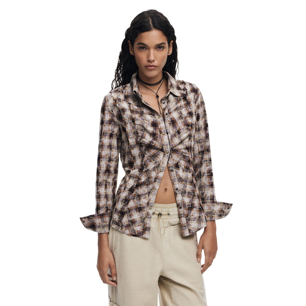 Camicia Quadri Volant AW25; 100% cotone texture stropicciata, fit regular, maniche lunghe. Il mix perfetto tra stile classico e dettagli romantici. Vista frontale