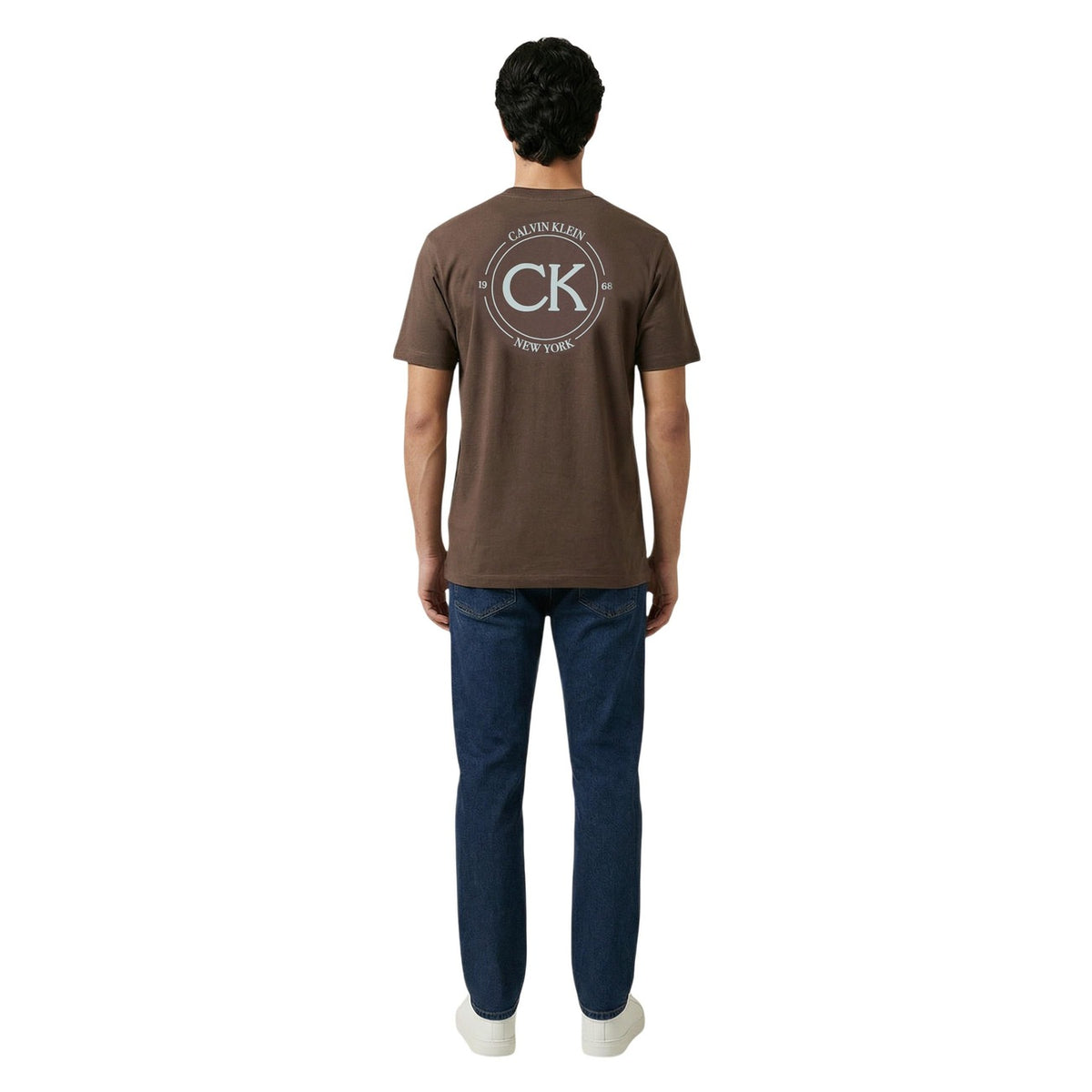 T-shirt CK Jeans LV04RE825G; 100% cotone, logo CK ricamato, regular fit. Girocollo, cuciture rinforzate, massima traspirabilità. Stile casual-luxury essenziale. Colore marrone vista posteriore figura intera