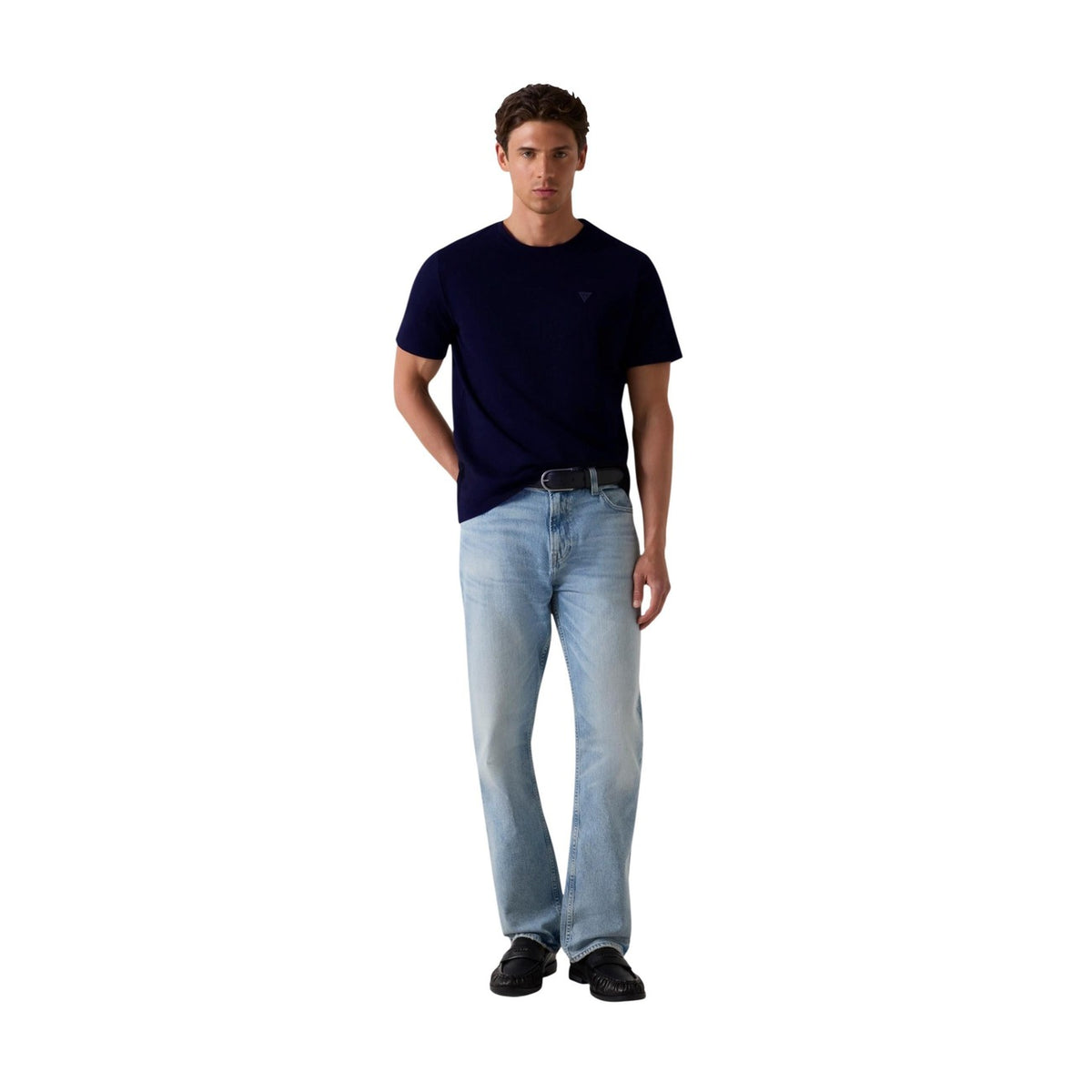 Guess Small Patch Tee M6GI21; misto cotone/modal, patch logo sul petto, maniche corte. La t-shirt basic raffinata per il guardaroba quotidiano. Colore blu scuro vista frontale Figura intera