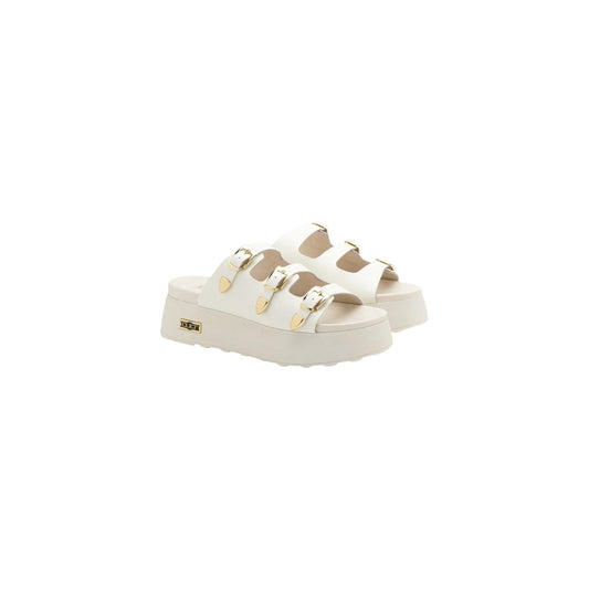 Sandali Platform Cult Janis; Bianco. 100% Pelle, tacco zeppa 5 cm. Triplo cinturino con fibbie, logo dorato laterale. Eleganti, robusti e ideali per la stagione estiva. Laterale frontale