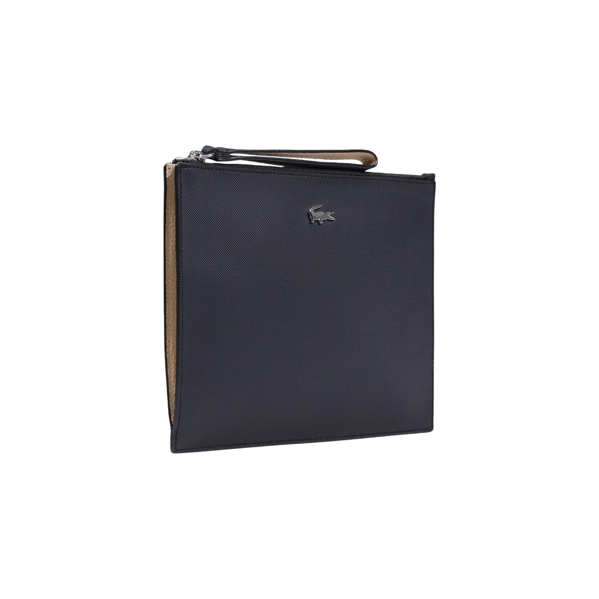 Clutch Lacoste piatta in canvas petit piqué spalmato nero; chiusura con zip e manico da polso removibile. Dimensioni 28 x 20 cm con logo coccodrillo in metallo applicato sul davanti. Vista laterale