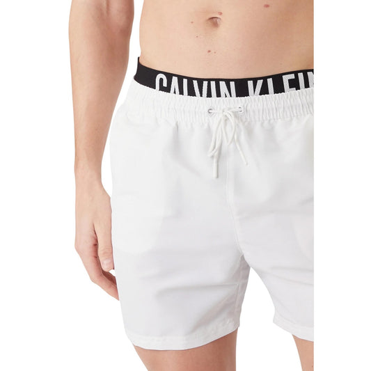 Calvin Klein Medium Double Swim Shorts; 100% poliestere, funzione water-resistant, tasche laterali e posteriori. Il costume iconico con doppia banda logata. Vista frontale