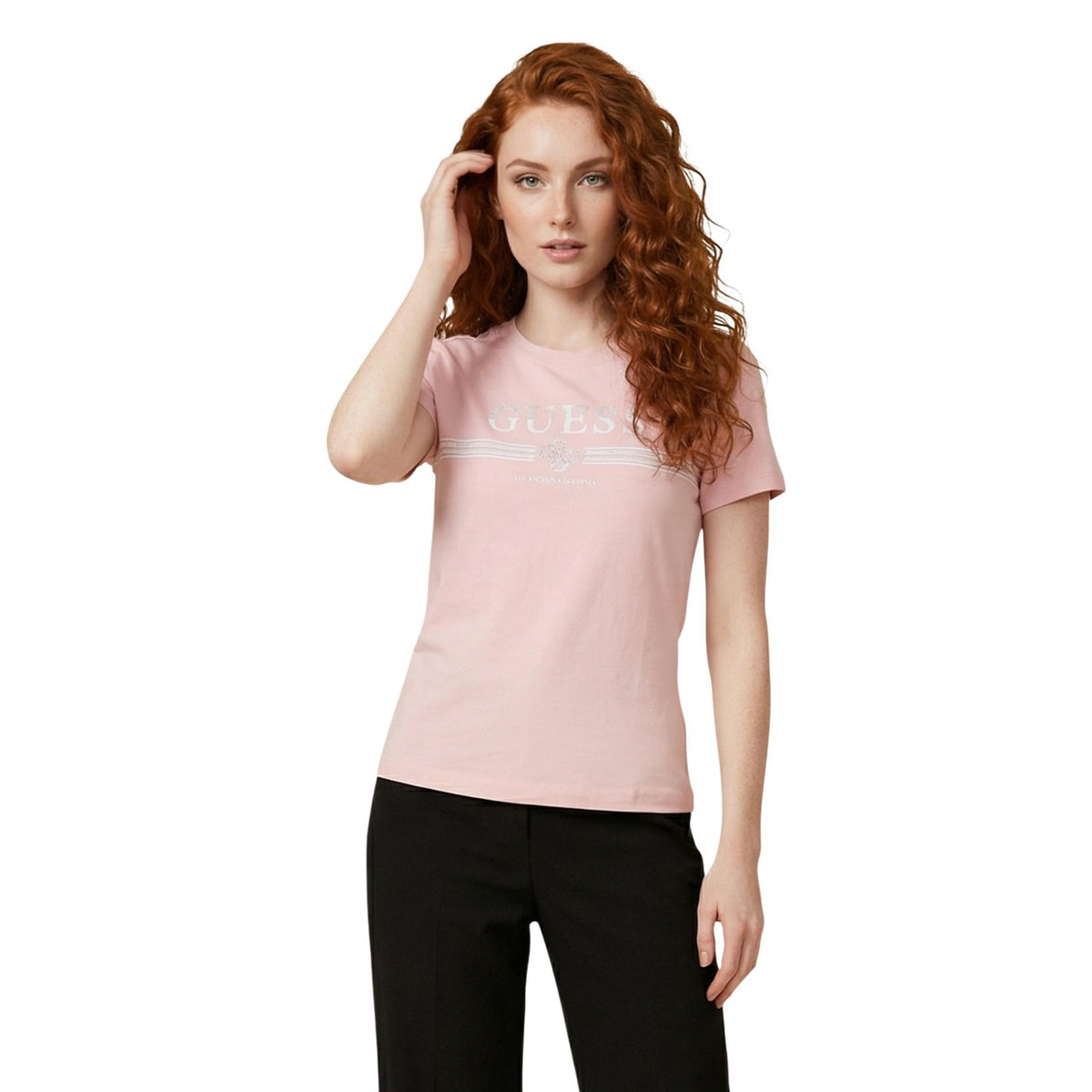Guess Siena SS CN Tee; rosa con stampa logo, 95% cotone e 5% elastam. La t-shirt stretch morbida e raffinata per la stagione estiva. Vista frontale