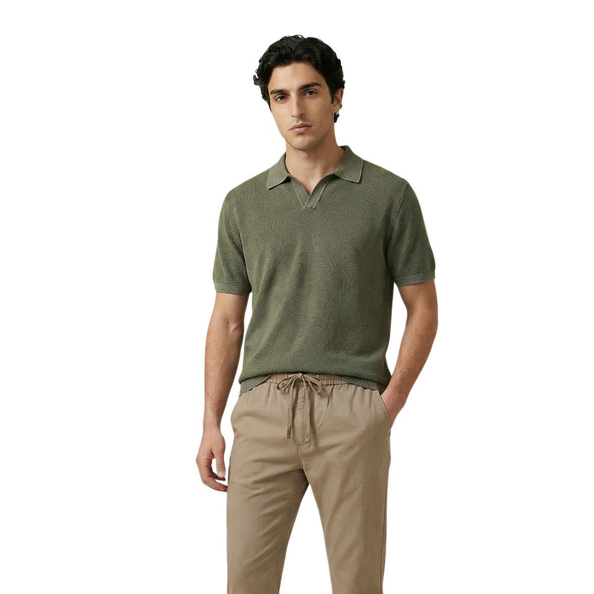 Gianni Lupo Knit Tee GL35318; 100% cotone in filo, manica corta, colletto aperto. La maglia estiva raffinata che unisce comfort e stile contemporaneo. Colore verde. Vista frontale
