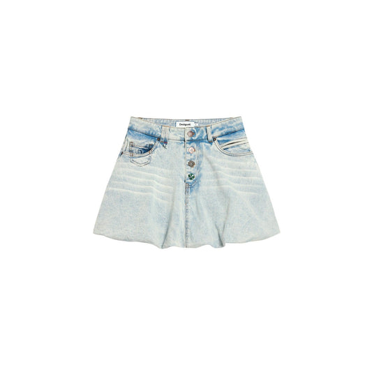 Gonna mini in denim, fit a palloncino, lavaggio azzurro chiaro. Effetto consumato, pince, chiusura zip e bottone. Stile contemporaneo. Vista frontale stesa